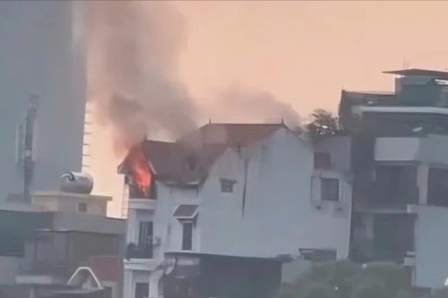 Dập tắt đám cháy nhà dân trên phố Mai Anh Tuấn