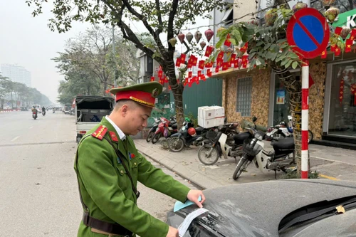 Hàng loạt ô tô bị niêm phong vì vi phạm trật tự đô thị ở phường Ngọc Hà