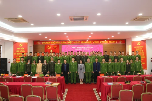 Các đại biểu chụp ảnh lưu niệm