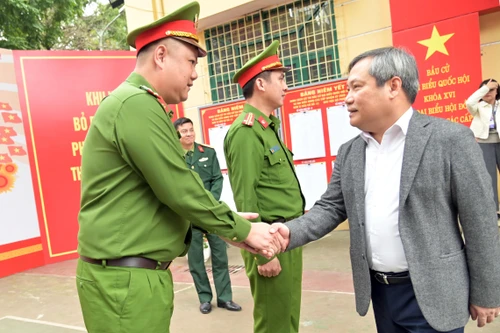 Chủ tịch UBND TP ghi nhận, biểu dương và động viên lực lượng Công an phường Ba Đình trong công tác chuẩn bị bảo vệ bầu cử (Ảnh: Phú Khánh))