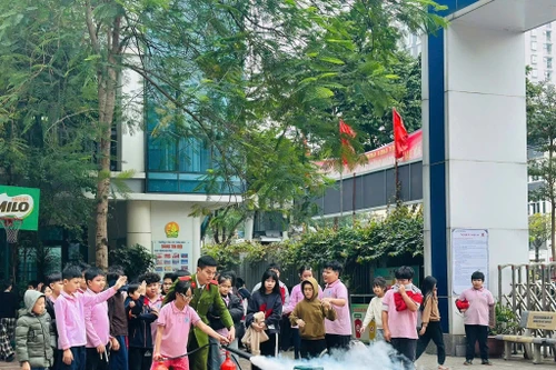 Gần 1.200 học sinh thực hành trải nghiệm kỹ năng phòng cháy