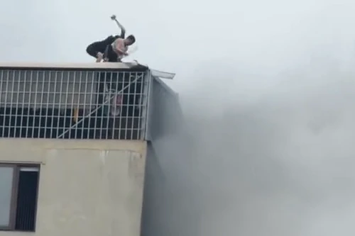 2 thanh niên dũng cảm phá mái tôn tầng thượng, giải cứu người mắc kẹt trong đám cháy ở Lĩnh Nam