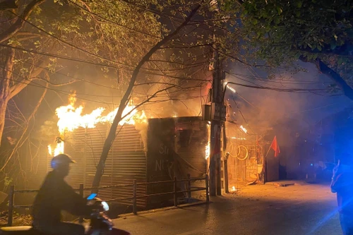 Cháy quán cà phê “hát cho nhau nghe” trong đêm ở Định Công, khống chế sau 15 phút