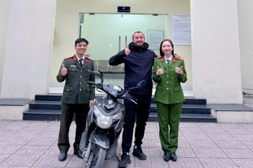 Hỗ trợ du khách nước ngoài nhận lại tài sản bị thất lạc