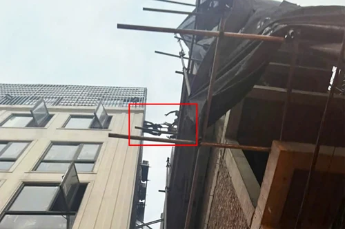 Thót tim khoảnh khắc người mắc kẹt leo sang nhà bên cạnh, thoát khỏi đám cháy 