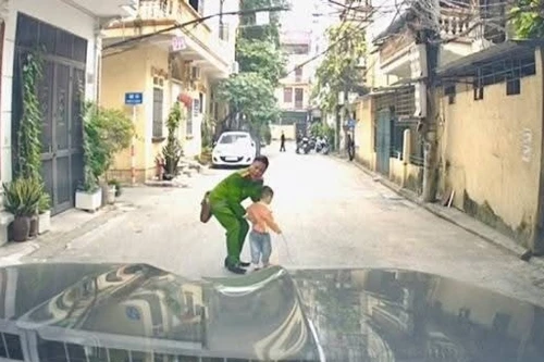 Chiến sỹ Công an kịp thời cứu bé 4 tuổi ngay trước đầu ô tô