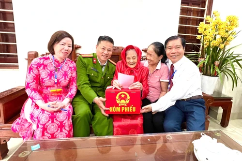 Đầy xúc động hình ảnh những hòm phiếu lưu động của CAP Việt Hưng