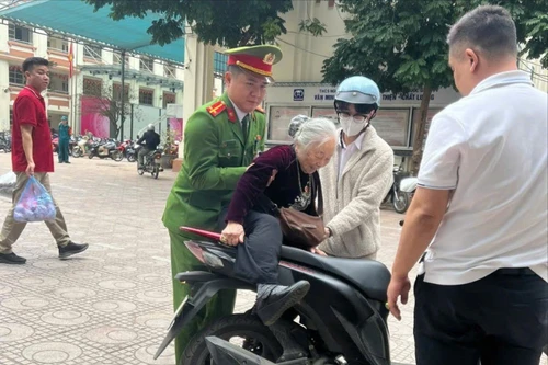 Ấm áp hình ảnh Công an dìu bước cử tri cao tuổi đi bầu cử