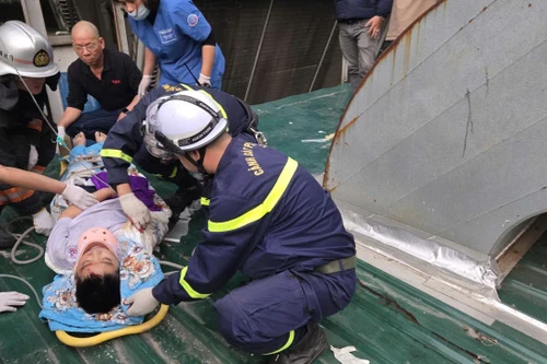 Cháu bé rơi từ tầng cao chung cư ở Hà Đông