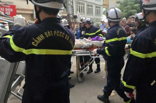 Lực lượng cứu nạn cứu hộ sơ cấp cứu cho nạn nhân, cố định nạn nhân bằng cáng cứng