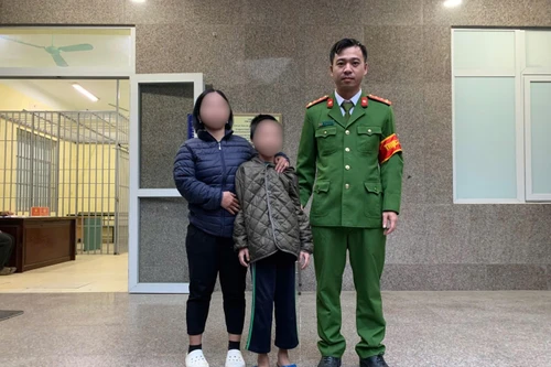 Công an phường Giảng Võ bàn giao cháu bé đi lạc về với gia đình