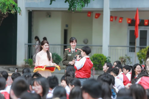 Công an phường Phúc Lợi lan tỏa “lá chắn pháp luật” trong học đường