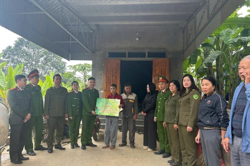 Công an phường Long Biên mang hơi ấm lên vùng cao