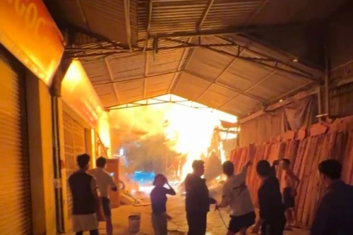 Không có thiệt hại về người trong vụ cháy xưởng gỗ ở xã Tây Phương