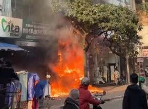 Đang chữa cháy căn nhà nhiều tầng trên phố Lê Lợi, phường Hà Đông