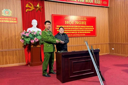 Công an phường Hoàng Mai mở cao điểm thu hồi vũ khí, pháo nổ