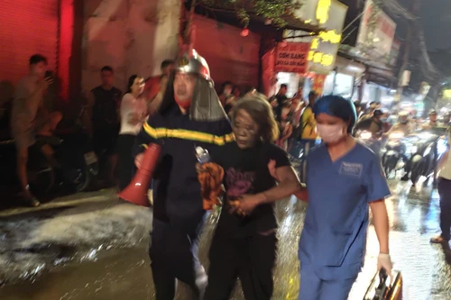 Kịp thời giải cứu 7 người mắc kẹt trong vụ cháy nhà dân ở đường Lĩnh Nam