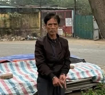 Lẻn vào nhà dân, trộm bóng đèn cây