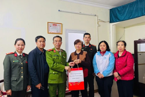 Công an phường Bồ Đề thăm hỏi, tặng quà Tết cho gia đình khó khăn