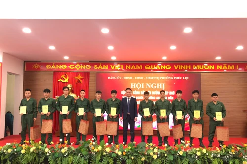 Thắm tình hậu phương, tiếp lửa tân binh phường Phúc Lợi lên đường làm nhiệm vụ