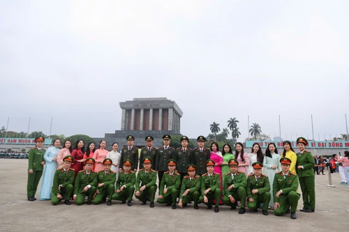 Tuổi trẻ, phụ nữ Cụm thi đua số 8 Công an Hà Nội báo công dâng Bác