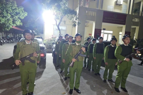 Xuyên đêm tuần tra vũ trang, bảo đảm an ninh, trật tự tại các điểm bầu cử 