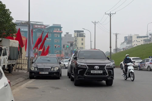 Người dân rất bức xúc và nhiều lần phản ánh tình trạng đỗ xe dàn hàng ngang, chiếm dụng lòng đường trước công trụ sở UBND phường Bồ Đề