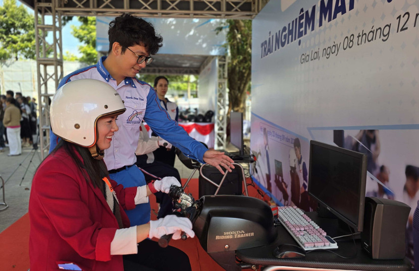 71-phu-huynh-trai-nghiem-tren-may-tap-lai-xe-honda.jpg