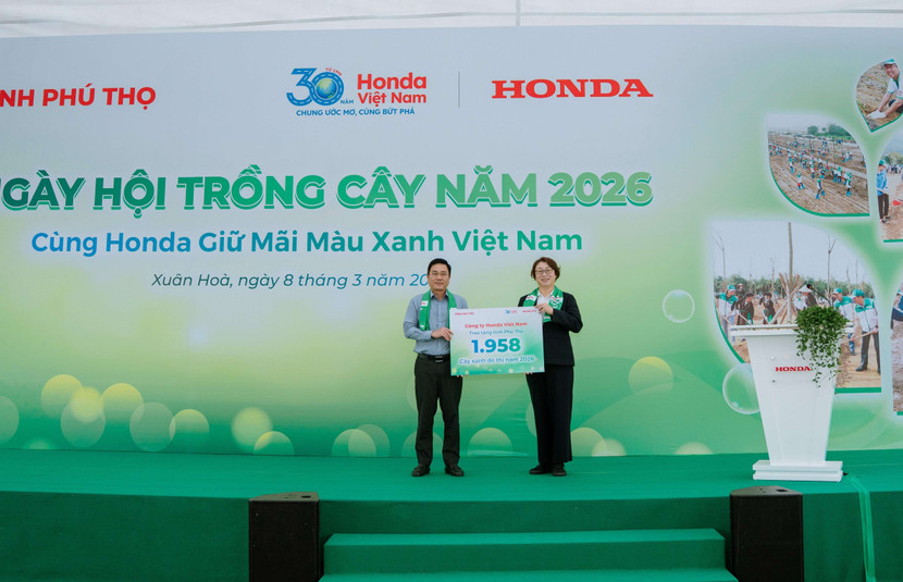 3-dai-dien-honda-viet-nam-trao-tang-bien-tuong-trung-1958-cay-cho-phia-tinh-phu-thojpg.jpg
