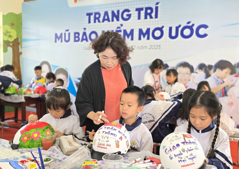 cac-em-hoc-sinh-trang-tri-mu-bao-hiem-honda.jpg