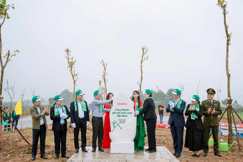 6-lanh-dao-tinh-phu-tho-va-cong-ty-honda-viet-nam-khanh-thanh-phien-da-trao-tang.jpg