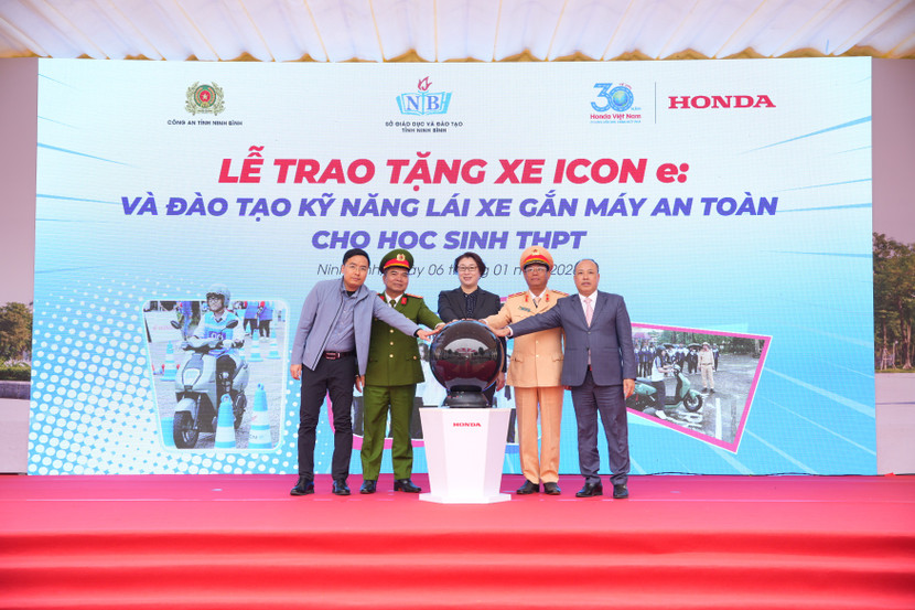 4-cac-dai-bieu-cung-bam-nut-phat-dong-chuong-trinh-trao-tang-408-xe-honda-icon-e-ho-tro-dao-tao-lai-xe-an-toan-cho-hoc-sinh-trung-hoc-pho-thong-toan-quoc.jpg