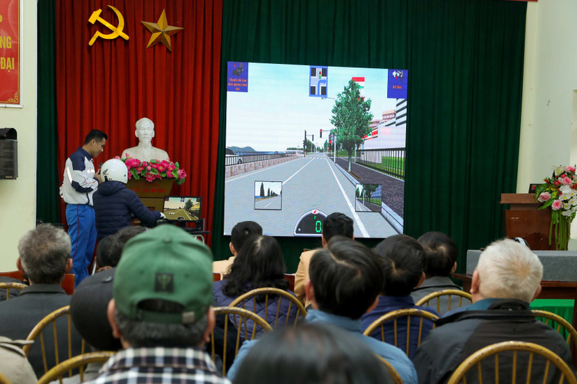 Người dân xã Đan Phượng thực hành LXAT trên máy tập lái xe