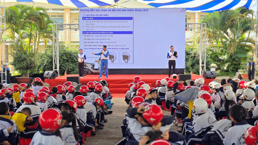 51-huong-dan-vien-honda-viet-nam-dao-tao-kien-thuc-an-toan-giao-thong-cho-cac-em-hoc-sinh.jpg