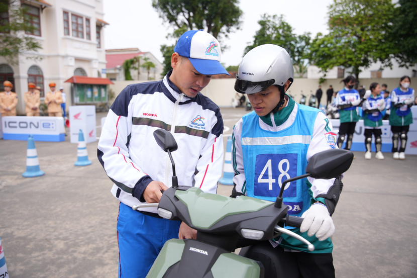 huong-dan-vien-honda-viet-nam-huong-dan-ky-nang-lxat-cho-cac-em-hoc-sinh-lop-12-truong-thpt-kim-son-b.jpg