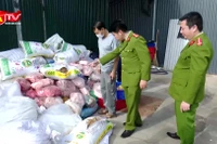 “Chặn” hơn 2 tấn mỡ, bì lợn ôi thiu chuẩn bị ra thị trường