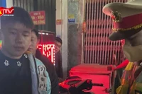 Chặn xe Airblade không biển số lúc nửa đêm, CSGT phát hiện điều bất thường của thanh niên 