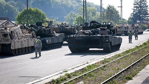 Mỹ triển khai xe tăng và xe bọc thép tới Latvia ảnh 1