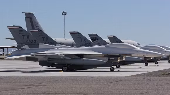 Tiêm kích F-16 Mỹ bị gió quăng, đập bẹp 1 chiếc F-16 khác ảnh 2