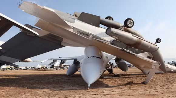 Tiêm kích F-16 Mỹ bị gió quăng, đập bẹp 1 chiếc F-16 khác ảnh 1