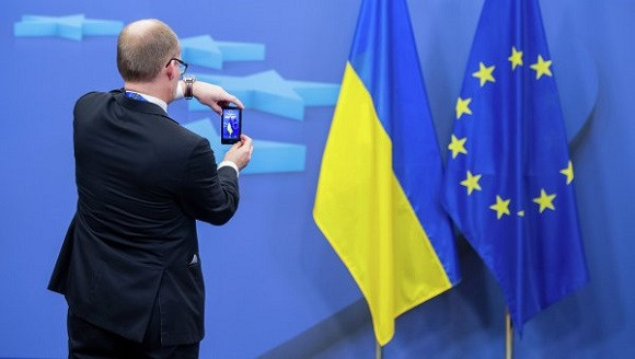 EU hoãn thực hiện khu vực thương mại tự do với Ukraine ảnh 1