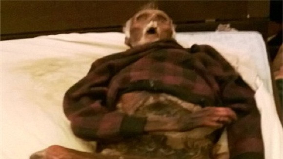 Kinh hoàng bà già ôm xác chồng thối rữa ngủ hàng năm trời ảnh 1