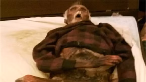 Kinh hoàng bà già ôm xác chồng thối rữa ngủ hàng năm trời ảnh 1