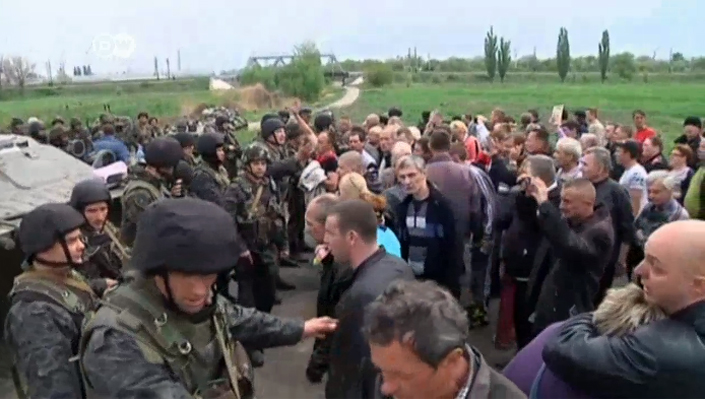 Quân Ukraine dùng chiến thuật đánh “bóc vỏ” chống biểu tình ly khai ảnh 6