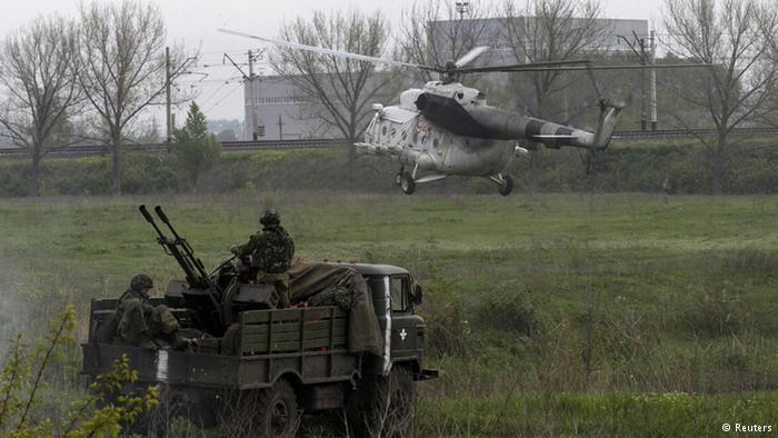 Quân Ukraine dùng chiến thuật đánh “bóc vỏ” chống biểu tình ly khai ảnh 7