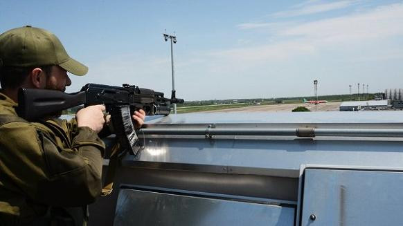 Máy bay Ukraine dội bom dữ dội sân bay Donetsk ảnh 1