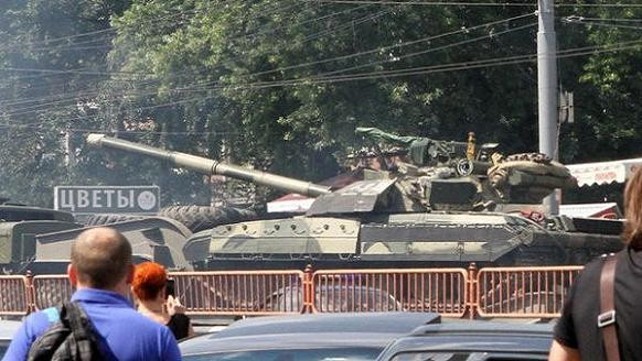 Ukraine đưa xe tăng và vũ khí hạng nặng vào thủ đô Kiev làm gì? ảnh 1