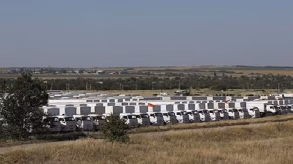 Ukraine vừa nã pháo vào miền đông, vừa nhận hàng cứu trợ Nga ảnh 1
