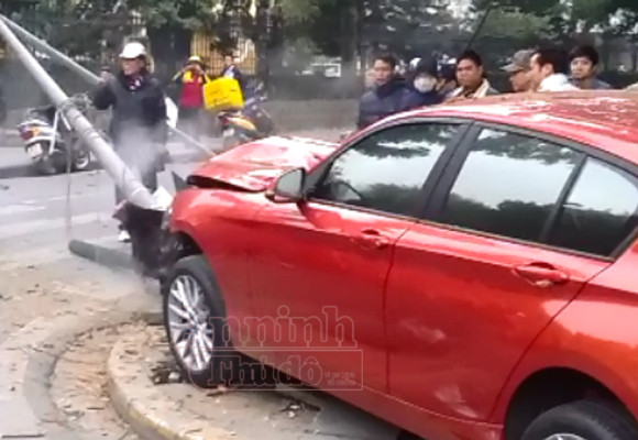 Nữ tài xế lái BMW đâm nát cột đèn ảnh 2