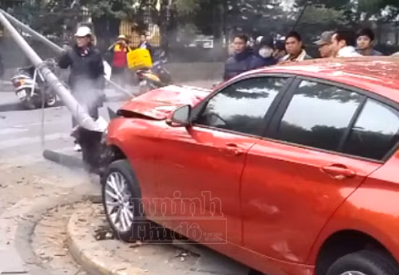 Nữ tài xế lái BMW đâm nát cột đèn ảnh 2